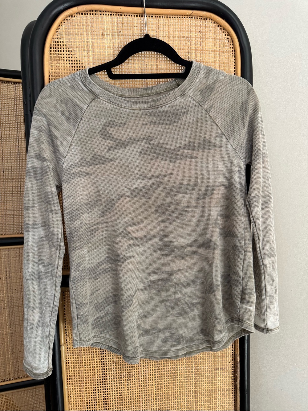 American Eagle Outfitters Gray Camo Long-Sleeve Top